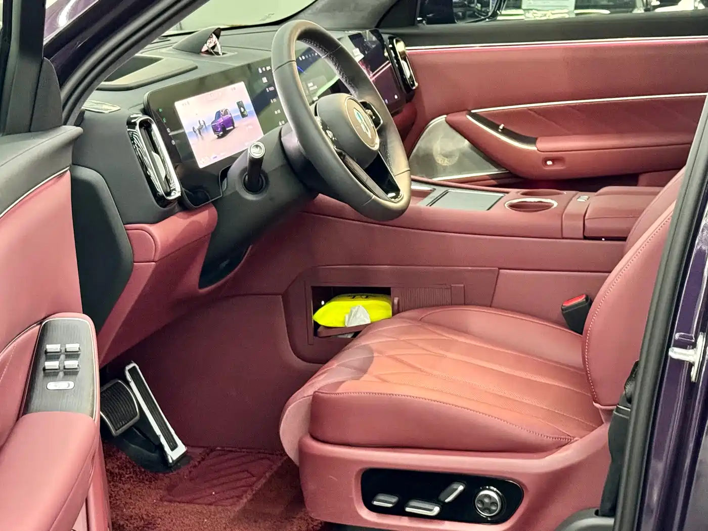 AITO Wenjie AITO M8 2025 Model Extended Range Max+ Edition 53.4kWh 6-Seater фото 2