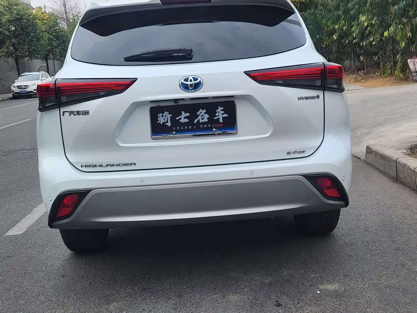 Toyota Highlander 2023 2.5L Smart Hybrid Dual Engine AWD Premium 7-Seater фото 6