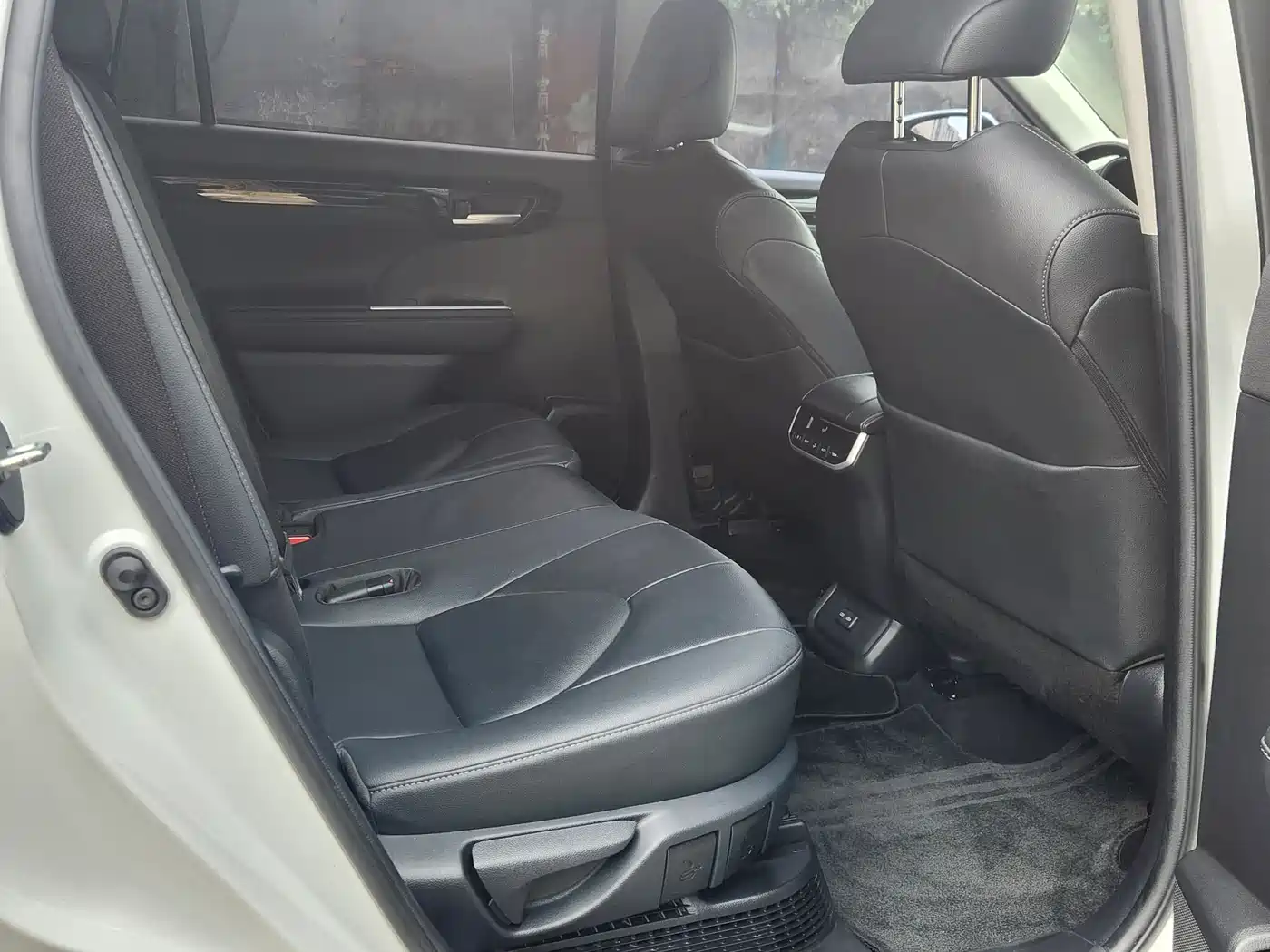 Toyota Highlander 2023 2.5L Smart Hybrid Dual Engine AWD Premium 7-Seater фото 16