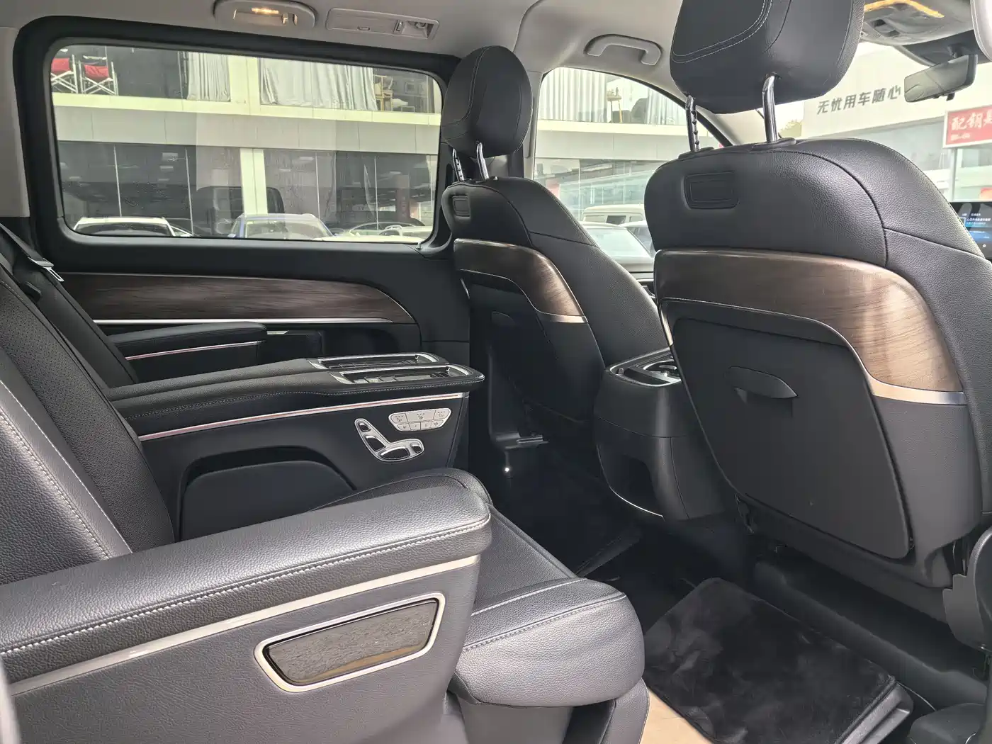 Mercedes-Benz V-Class 2021 V 260 L Long Wheelbase Premium Edition фото 24