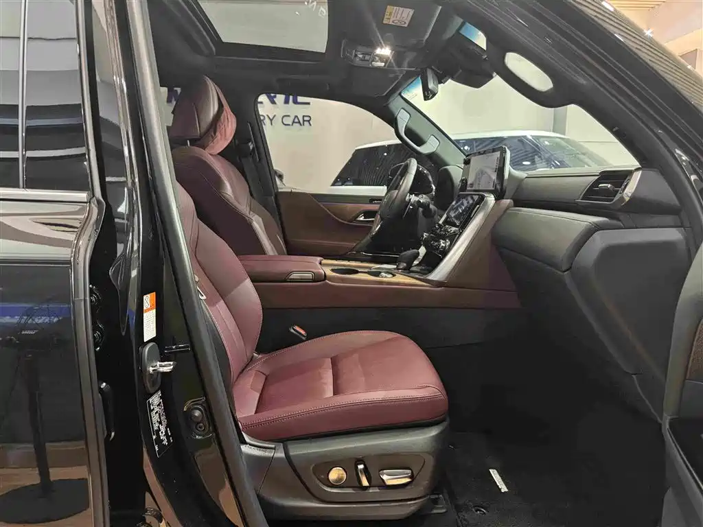 Фото 10 - Lexus LX