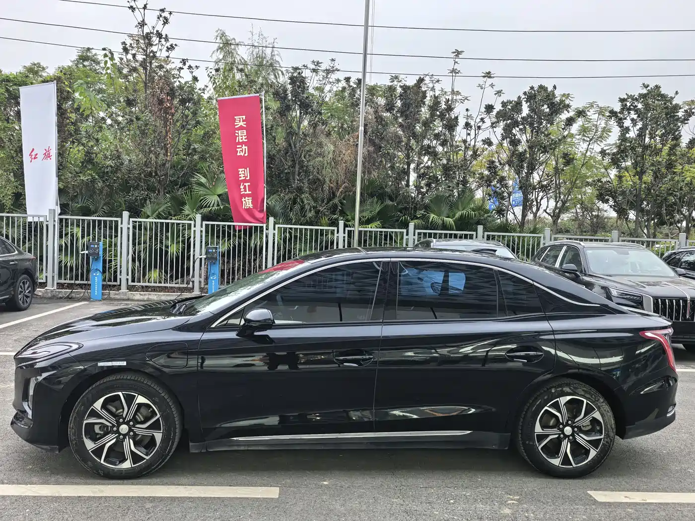 Hongqi E-QM5 2023 Facelift Basic Travel Edition фото 7