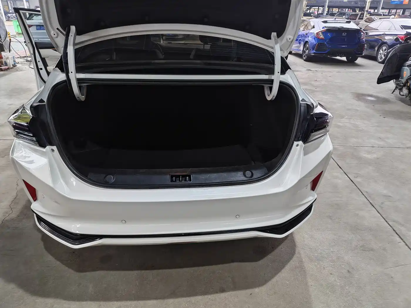 DONGFENG YI HYUN MAX