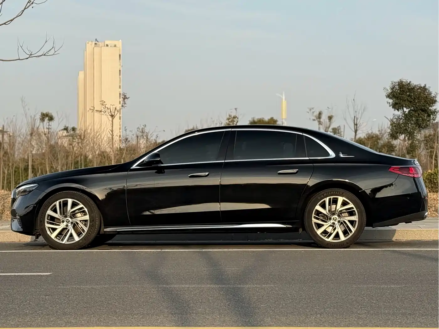 Mercedes-Benz E-Class 2024 E 300 L Fashion фото 4