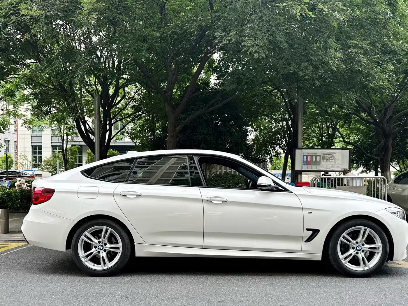 BMW 3 Series GT 2020 320i M Sport Package фото 7