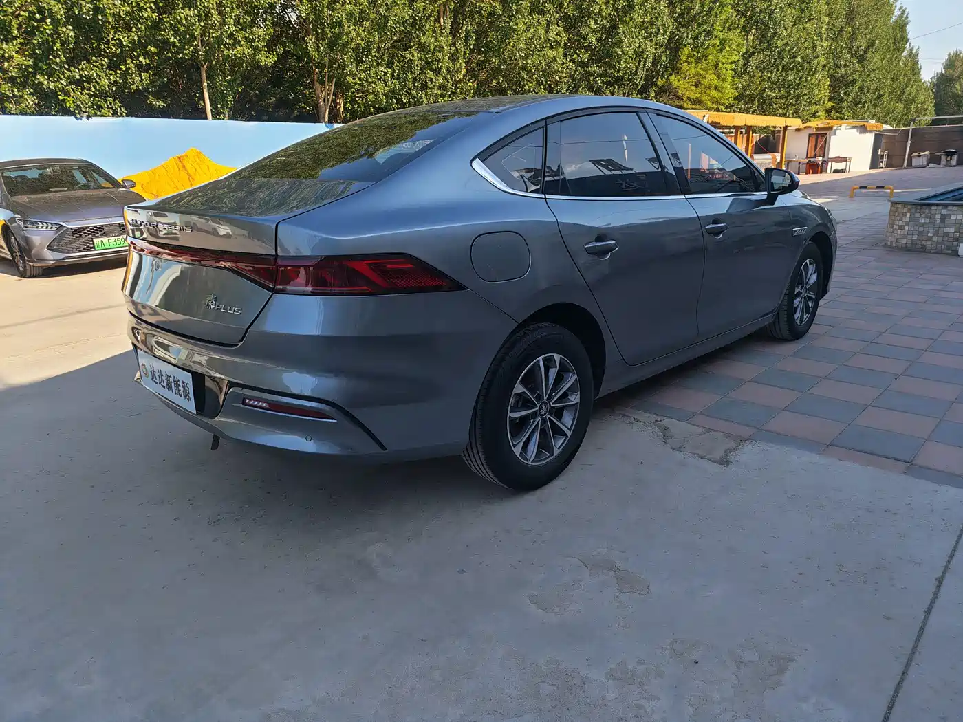 BYD Qin PLUS 2024 Glory Edition DM-i 55KM Leading фото 5