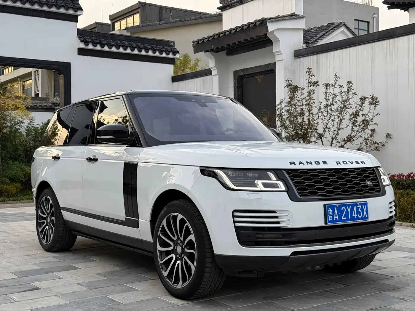 Land Rover Range Rover 2018 3.0 SC V6 Golden Age Edition фото 3