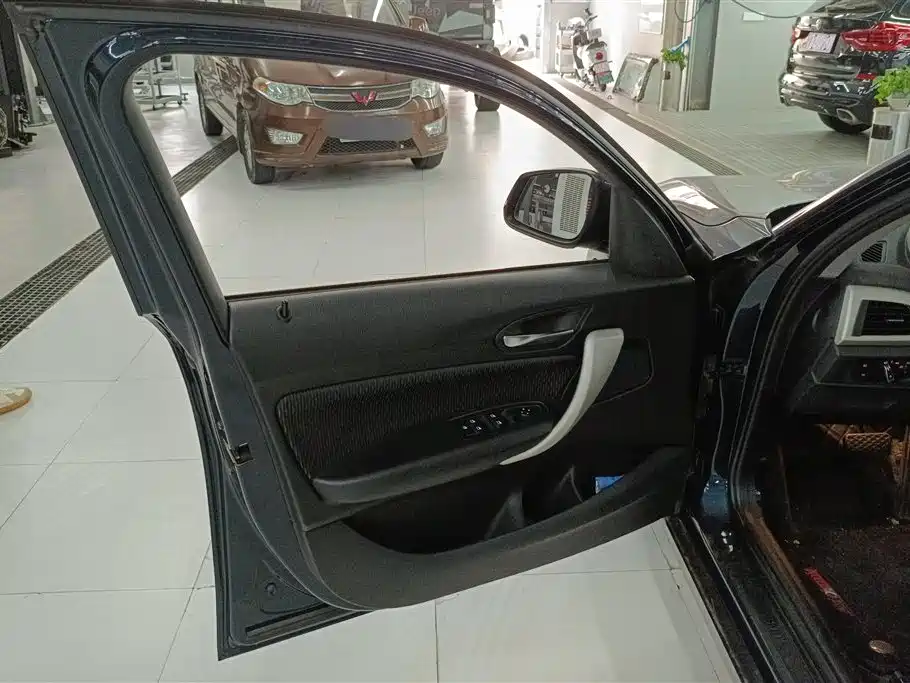 BMW 1 Series (Import) 2016 118i Leading фото 7