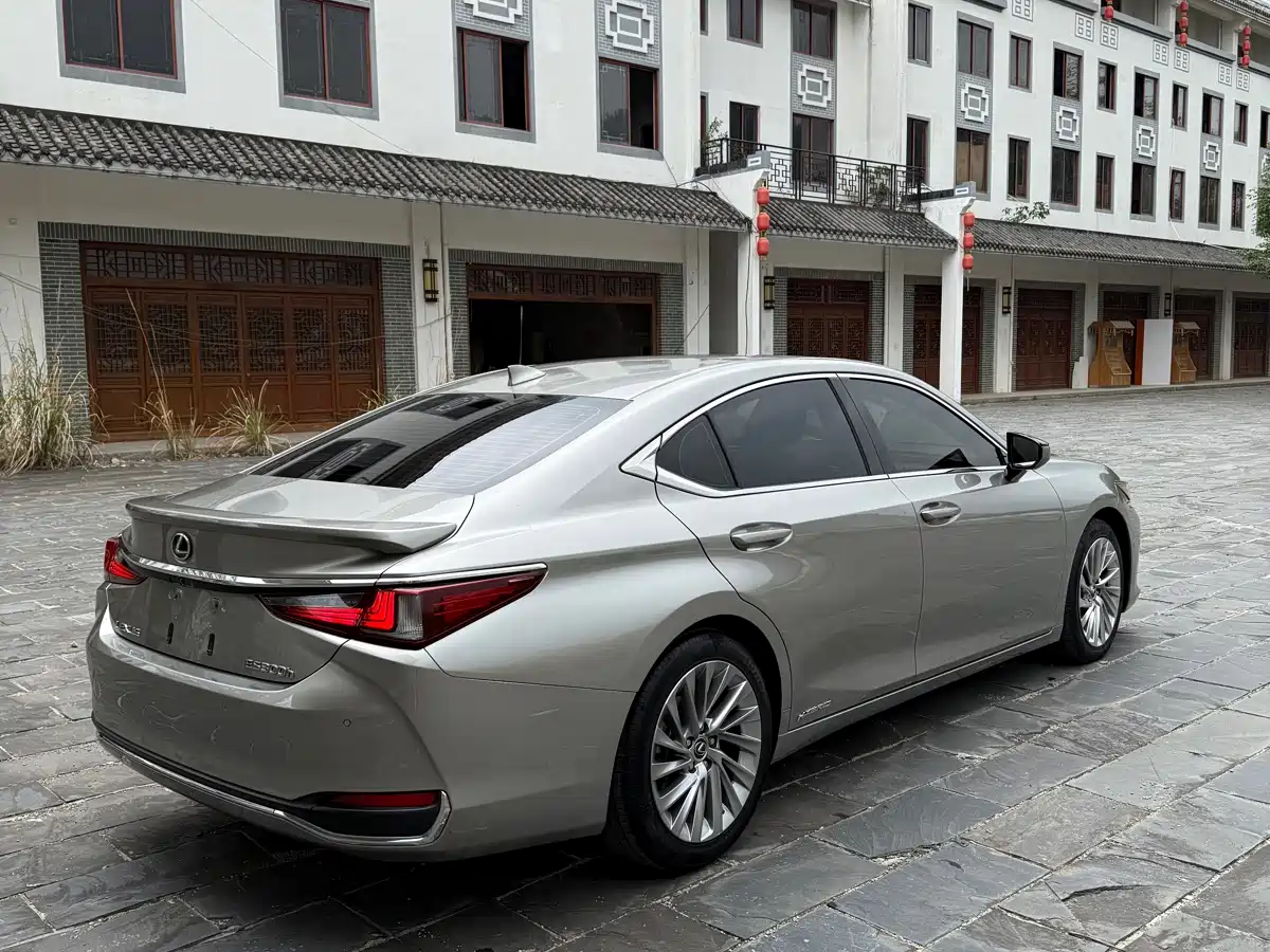 Lexus ES 2020 Model 300h Executive Edition фото 11