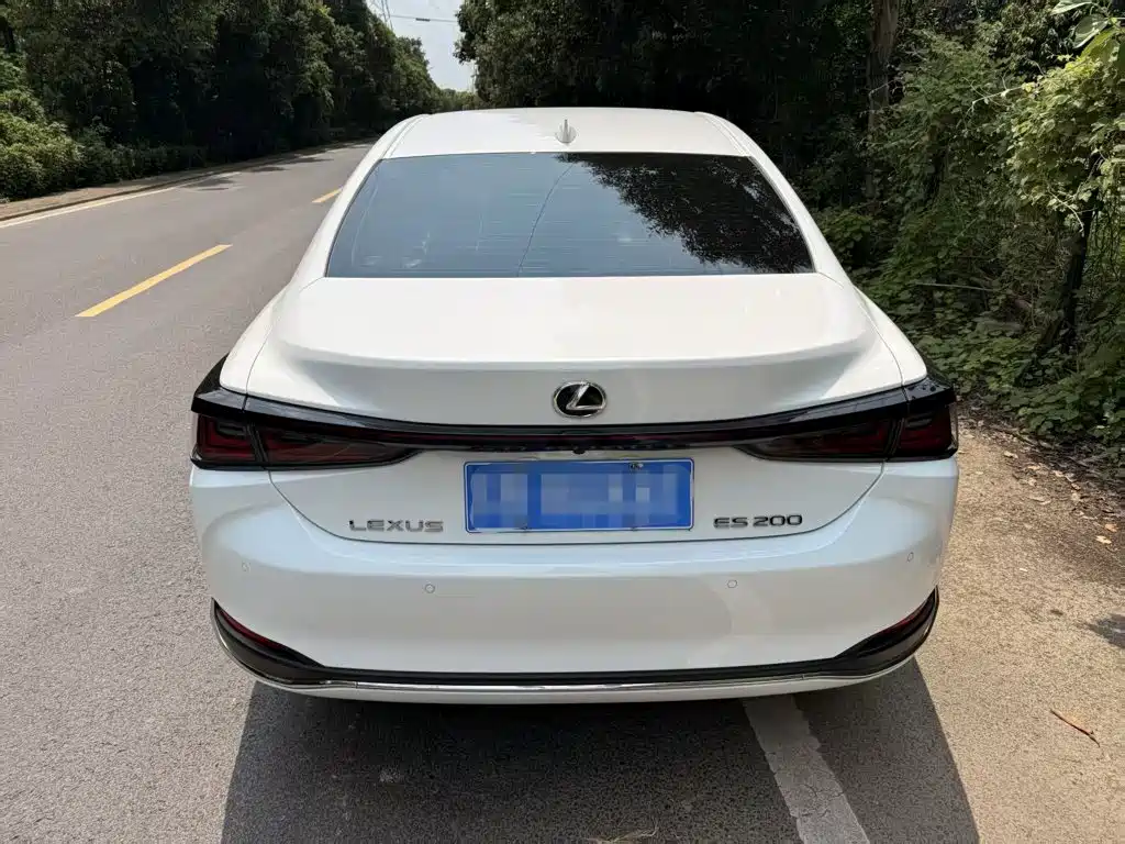 Lexus ES 2026 2025 200 Ultimate Edition