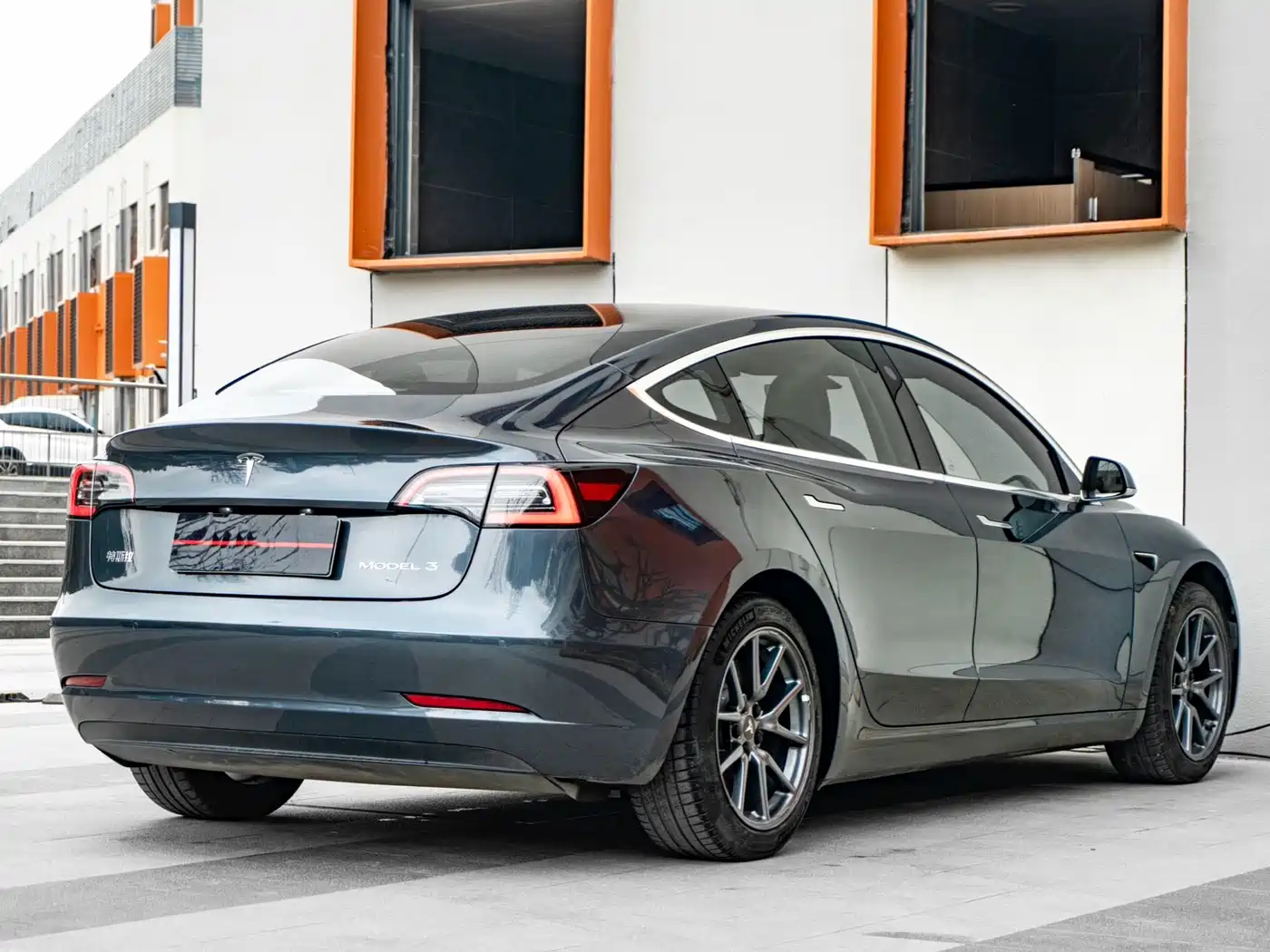 TESLA MODEL 3
