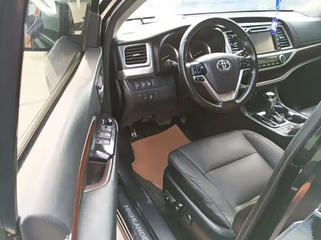Photo 16 - Toyota Highlander