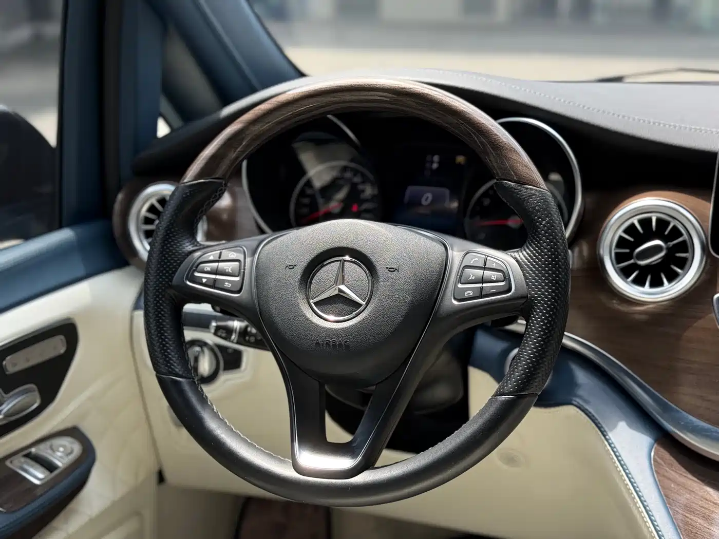 Mercedes-Benz V-Class 2021 V 260 L Long Wheelbase Luxury Edition фото 6