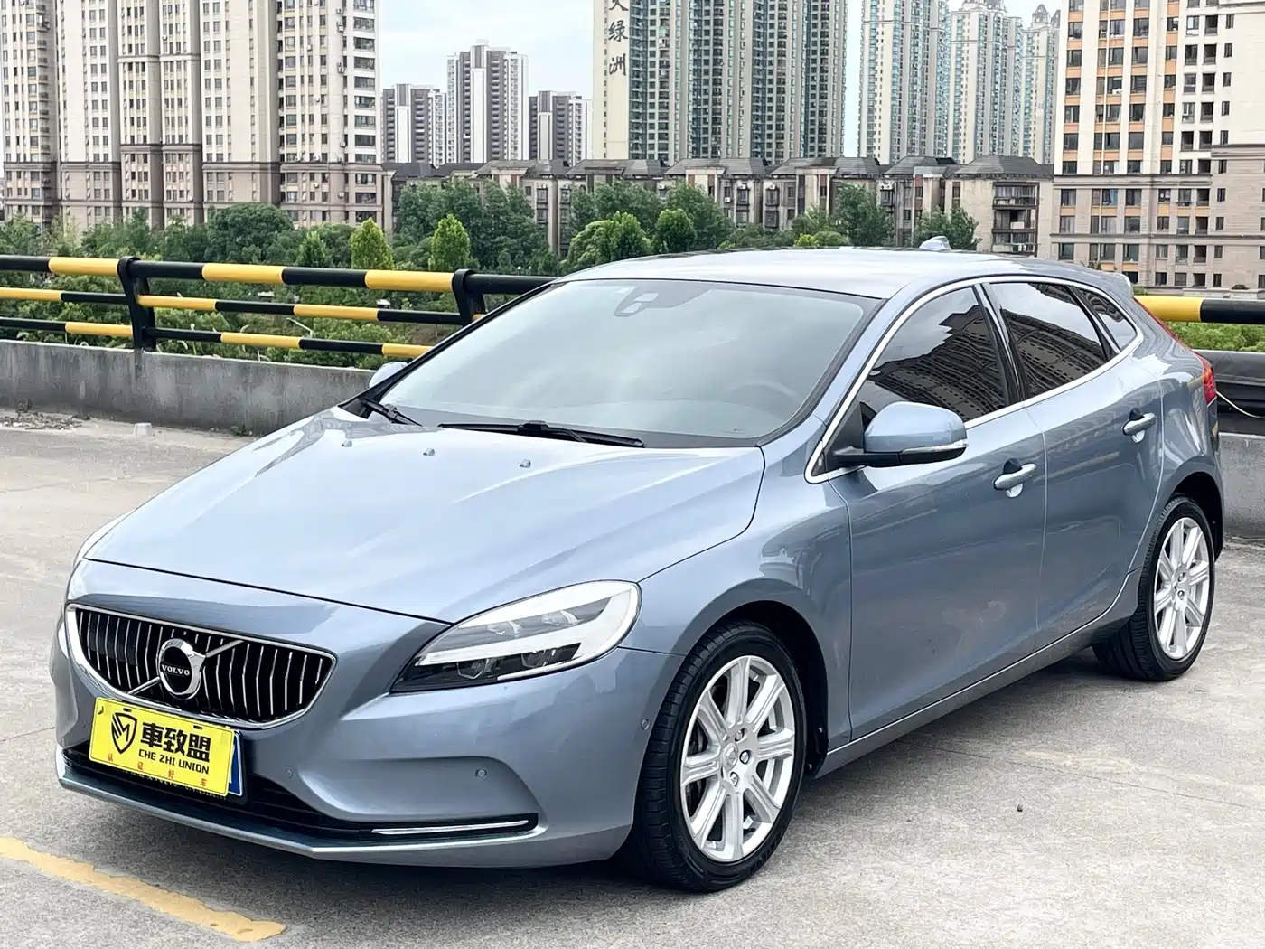 Фото 1 - Volvo V40