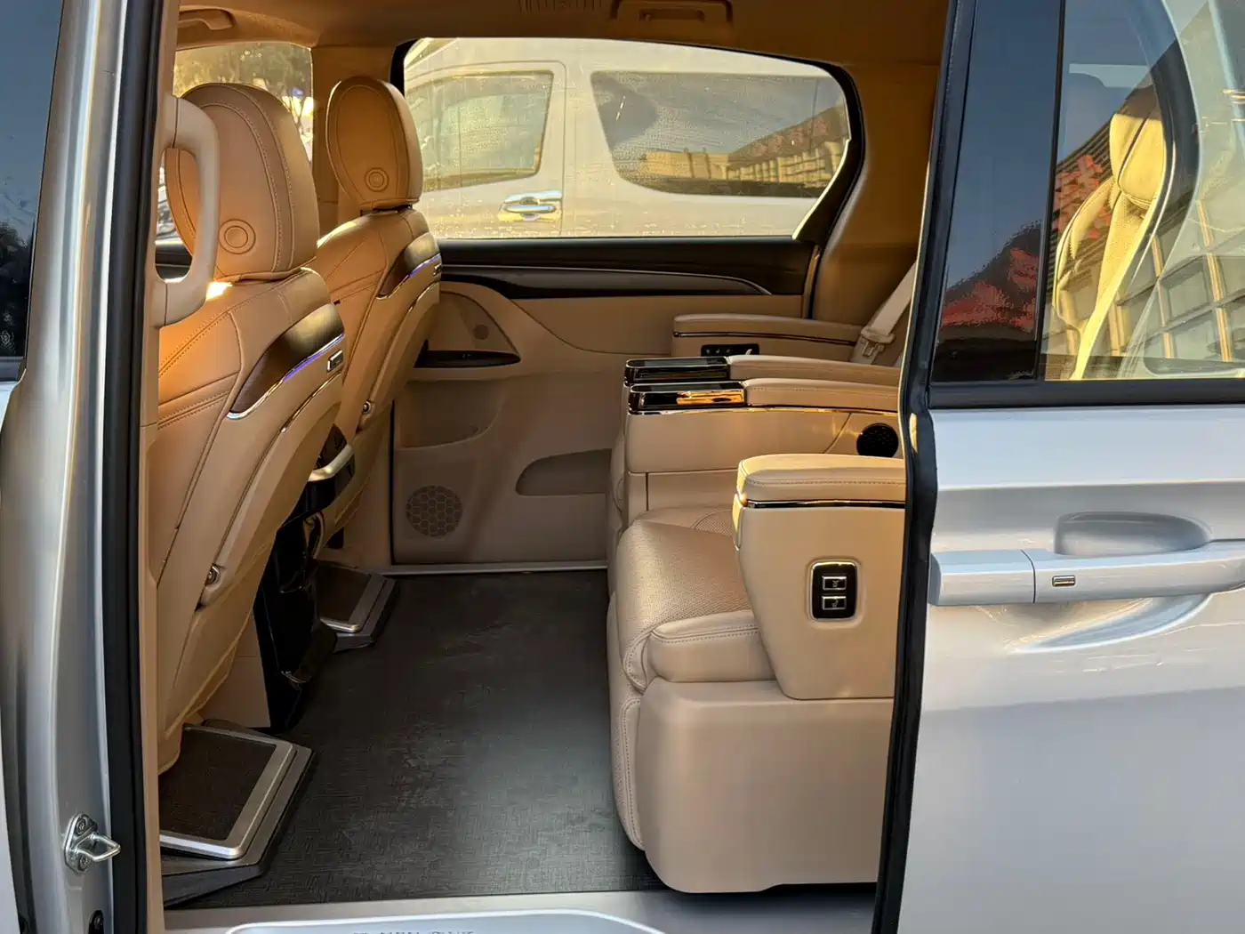 Buick GL8 2025 Land Business Class Comfort DG Edition фото 10