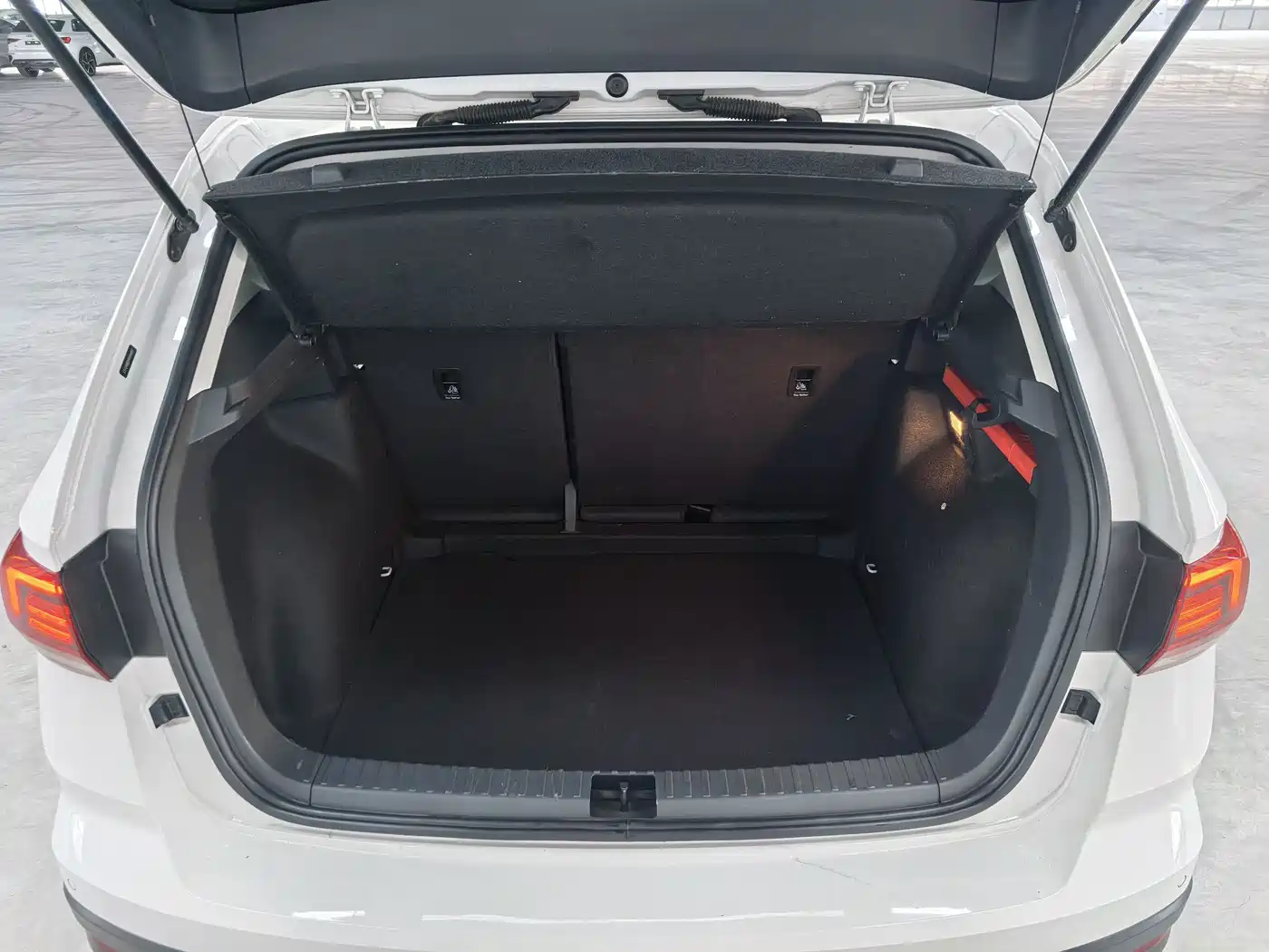 Volkswagen Tharu 2022 280TSI FWD Luxury Edition фото 16