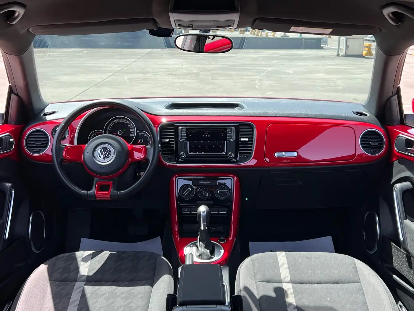 Volkswagen Beetle 2018 180TSI Easy Joy Edition фото 8