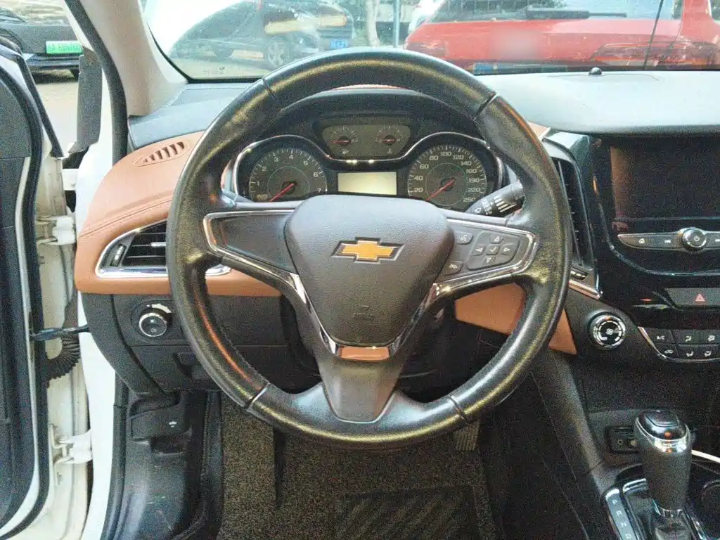 Photo 11 - Chevrolet Cruze