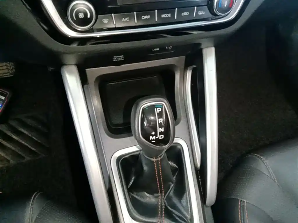 Фото 14 - Geely Vision X3