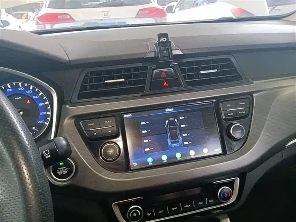 Фото 13 - Geely Vision X3