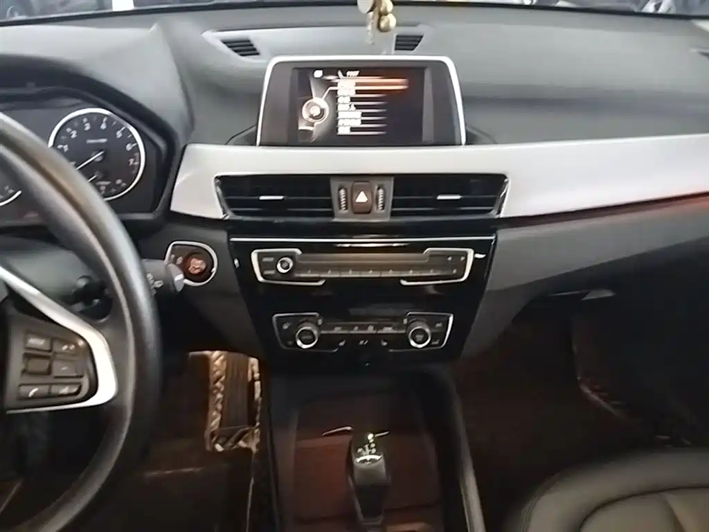BMW X1 2016 sDrive18Li Premium Model фото 13