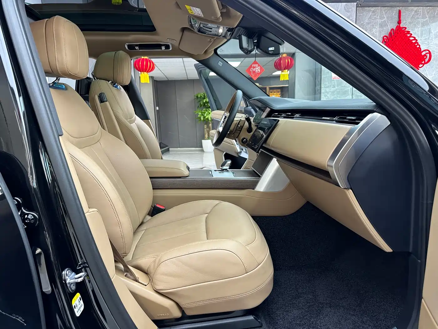 Land Rover Range Rover 2024 3.0 L6 400PS Genesis Extended фото 8