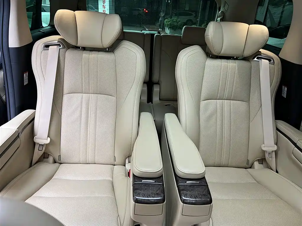 Фото 9 - Toyota Alphard