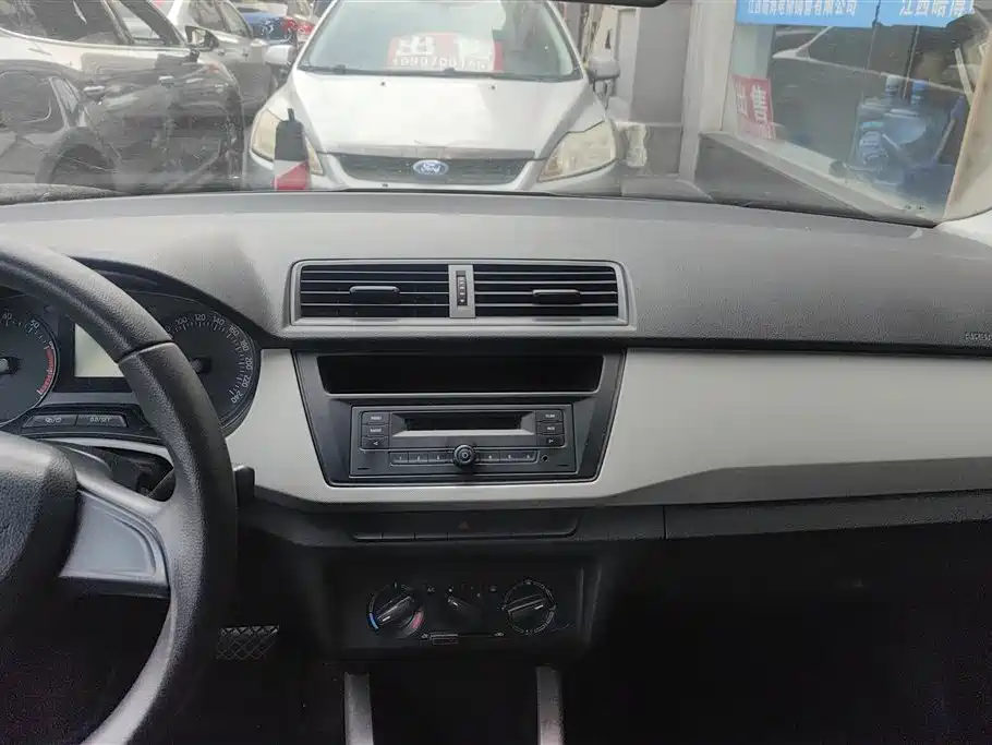 Škoda Fabia 2015 1.4L Automatic Advance Edition фото 13