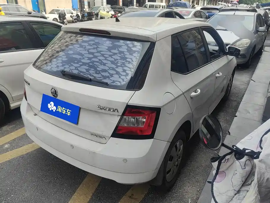 Škoda Fabia 2015 1.4L Automatic Advance Edition фото 3