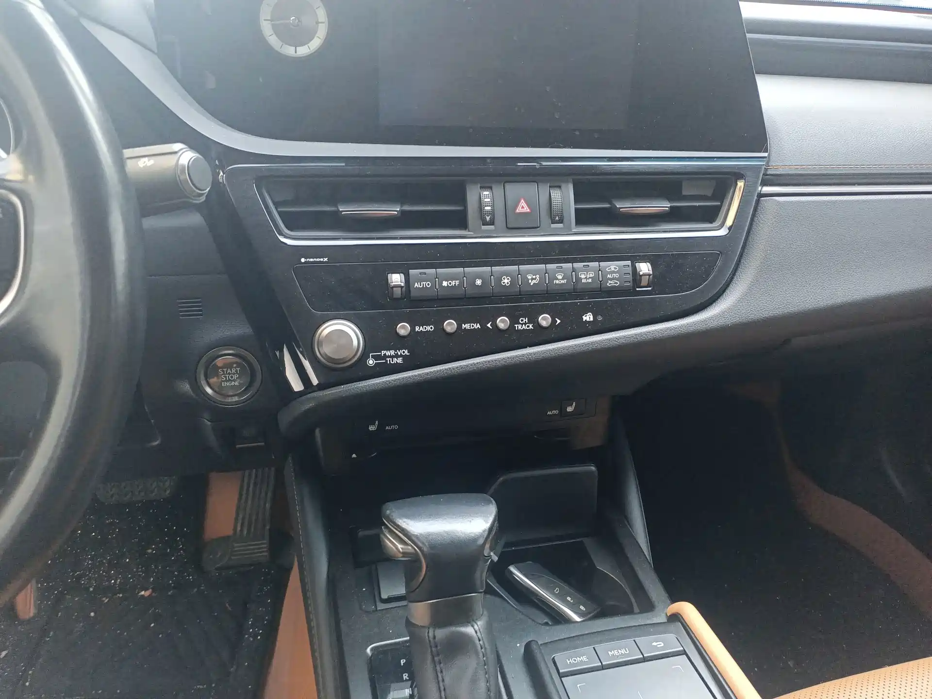 Photo 26 - Lexus ES