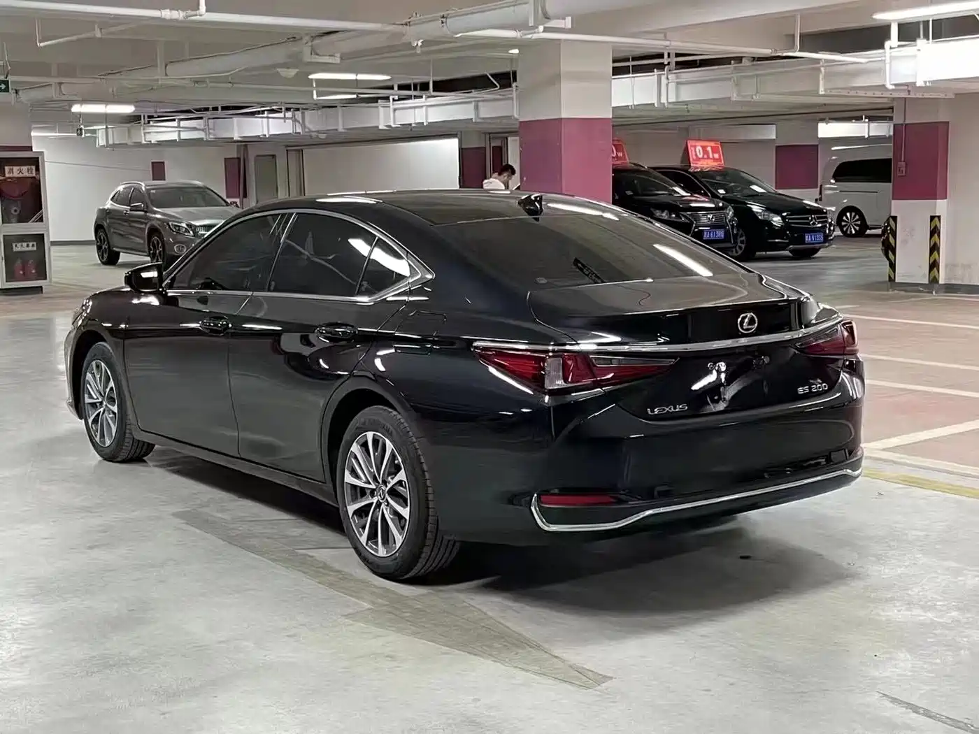 Lexus ES 2023 200 Excellence Edition фото 9