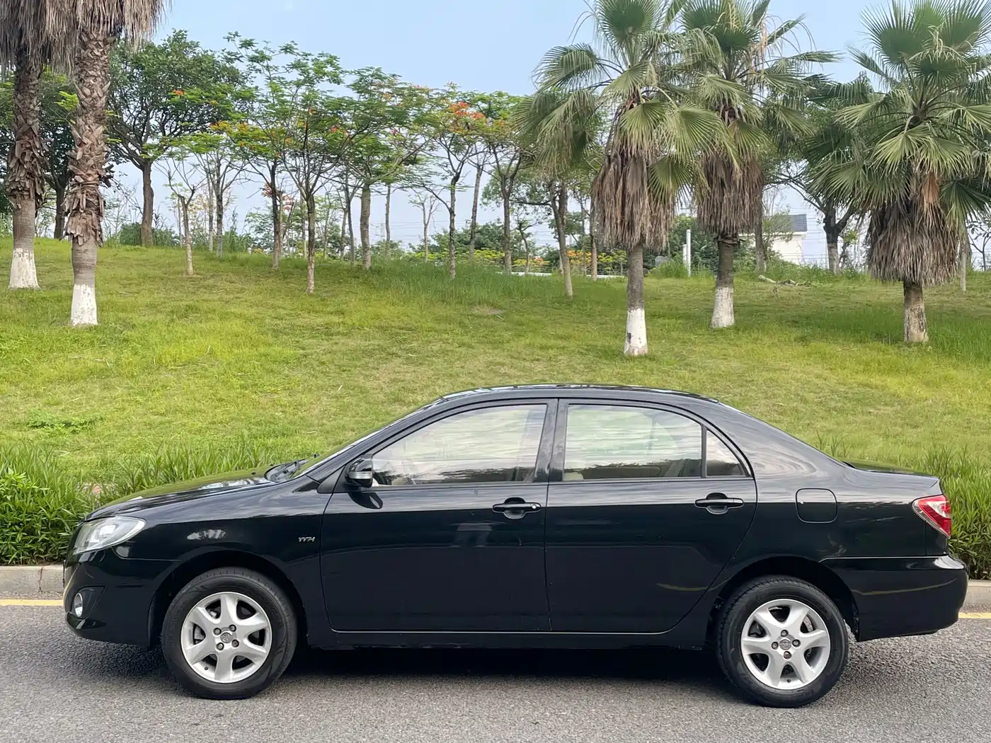 Toyota Corolla 2013 1.6L Automatic Luxury фото 3