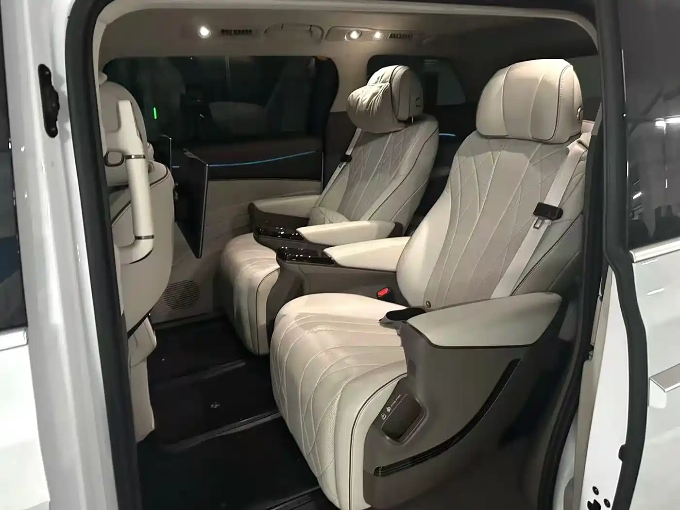 Denza D9 2022 DM-i 970 AWD Flagship фото 3