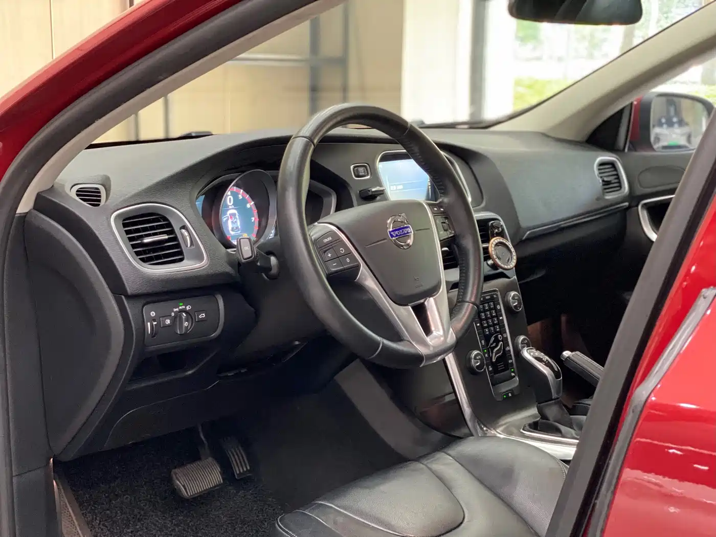 Фото 7 - Volvo V40