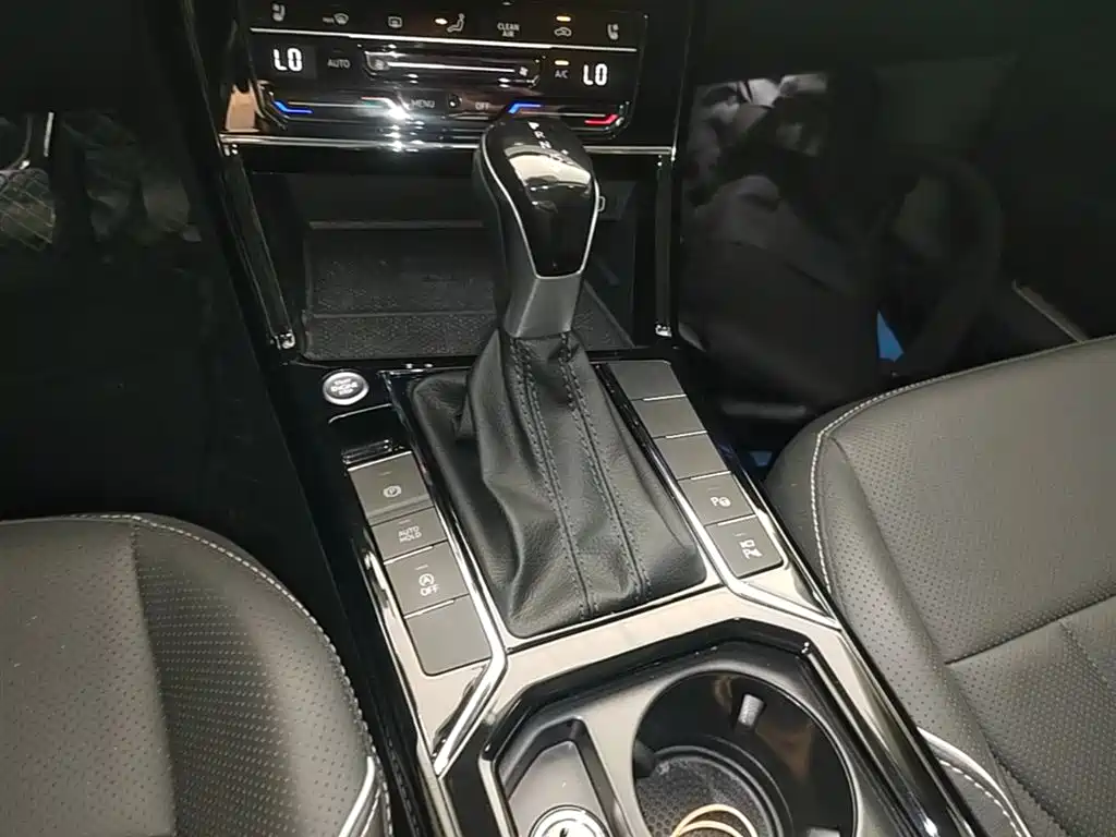 Volkswagen Passat 2024 380TSI Luxury фото 14