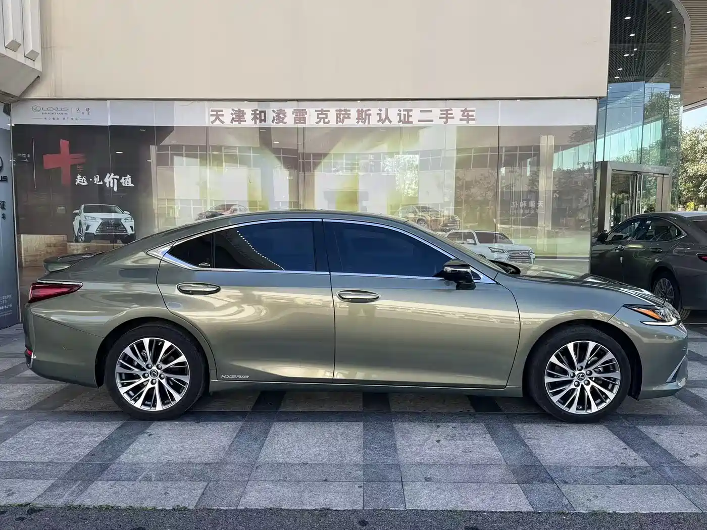 Lexus ES 2022 300h Ultimate Edition фото 3