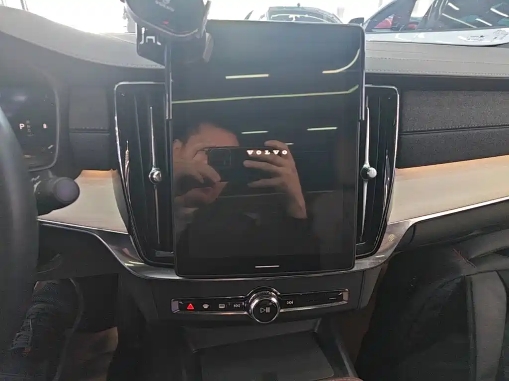 Photo 13 - Volvo S90