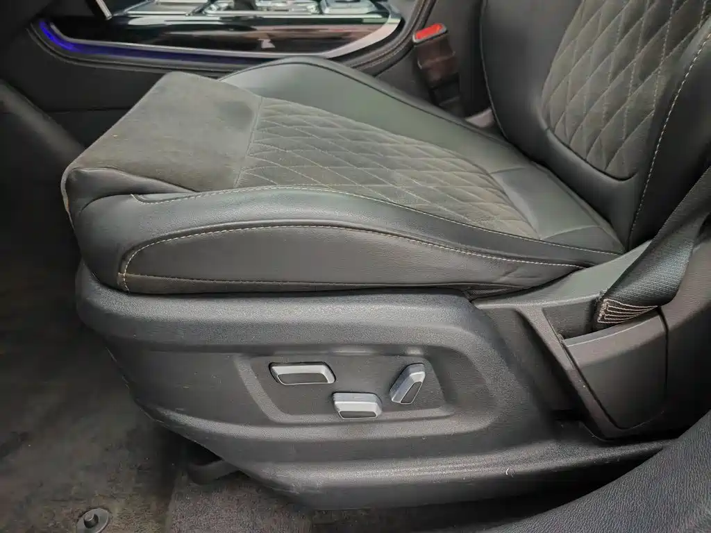 Hongqi HS7 2022 2022 2.0T DCT 2WD ZhiLian QiXiang Edition 5-seater