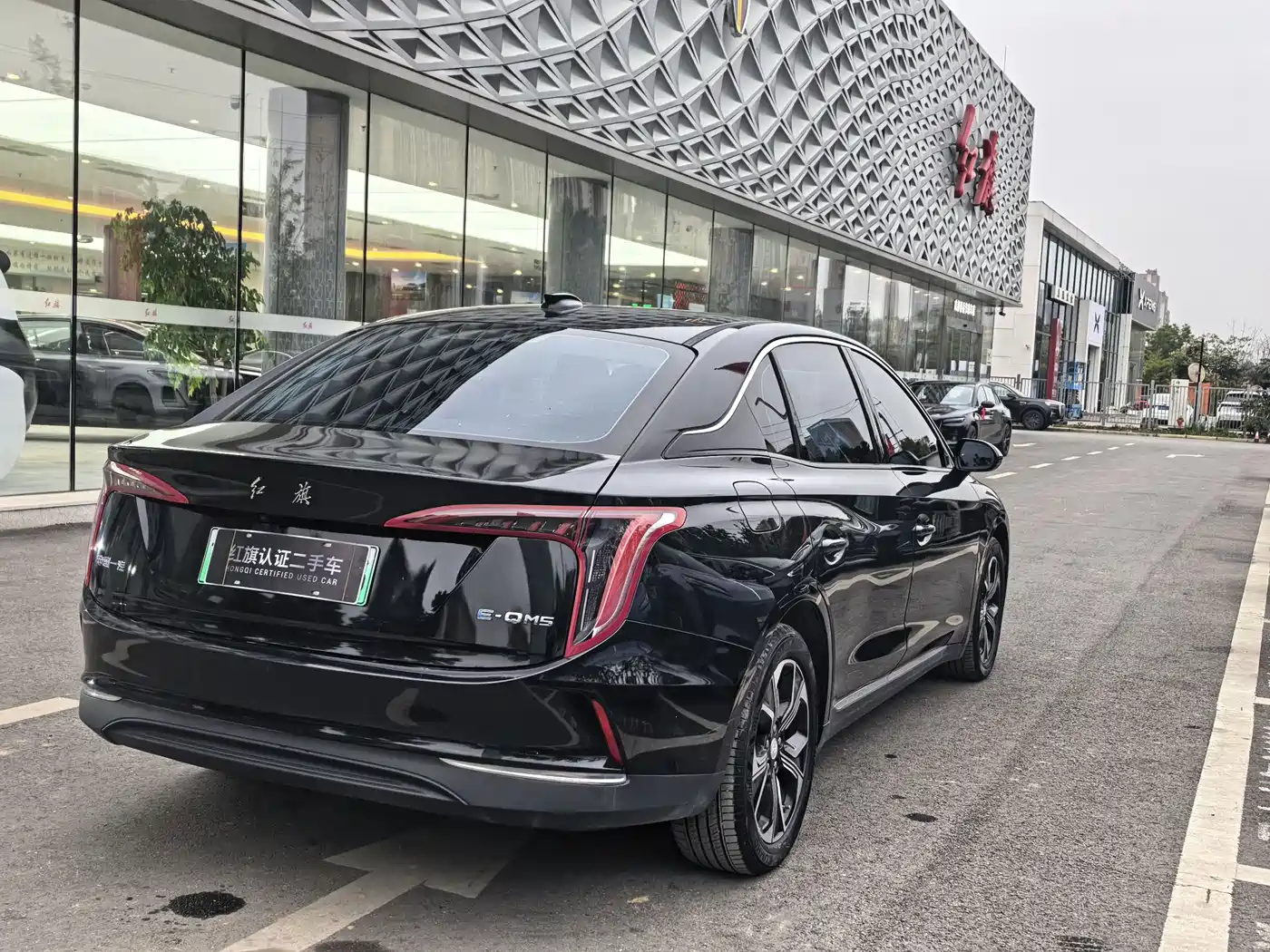 Hongqi E-QM5 2023 Facelift Basic Travel Edition фото 5
