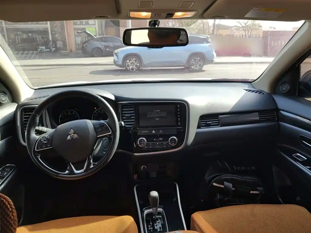 MITSUBISHI OUTLANDER