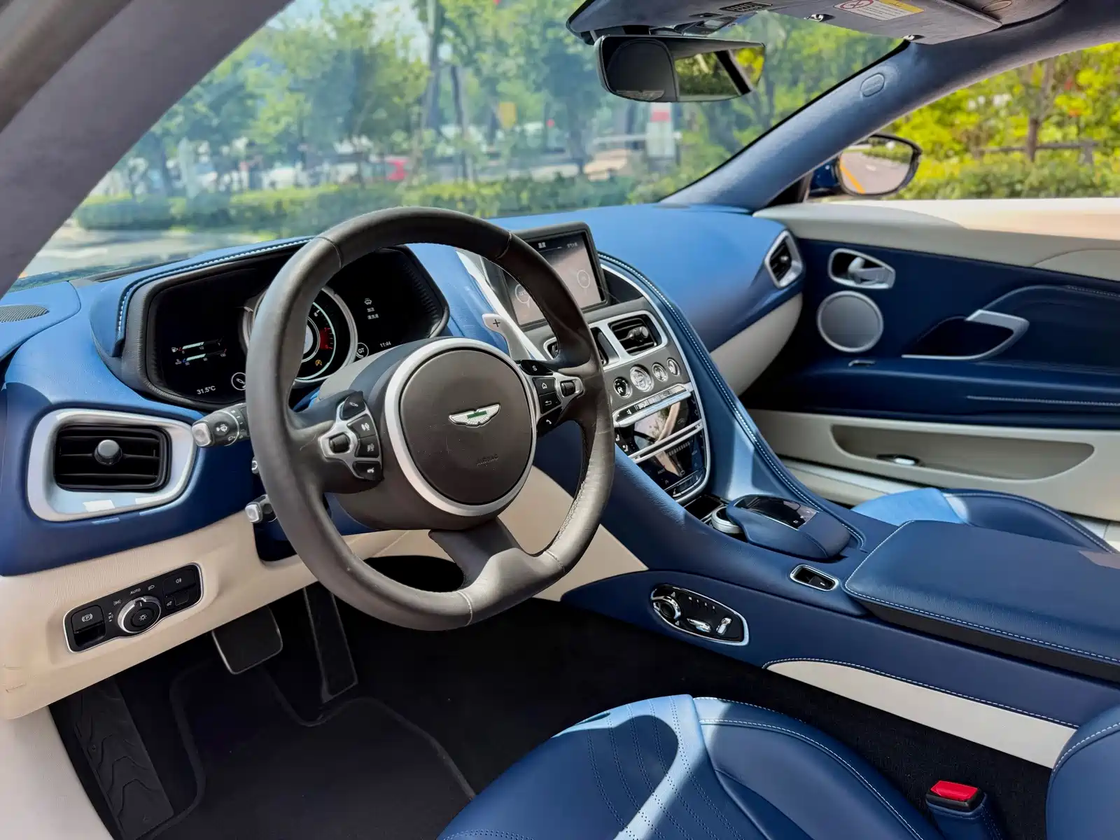 Фото 4 - Aston Martin DB11