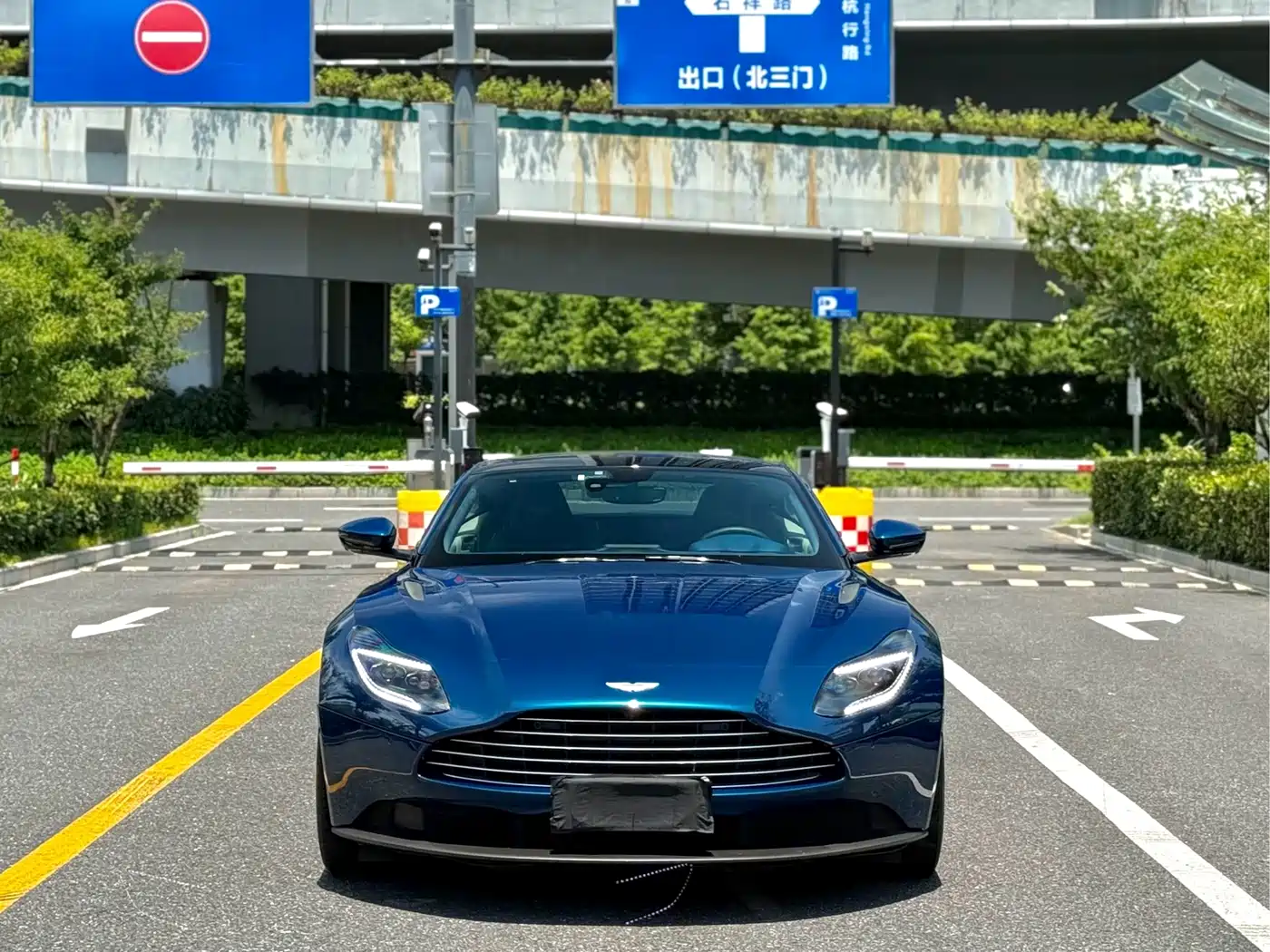 Aston Martin DB11