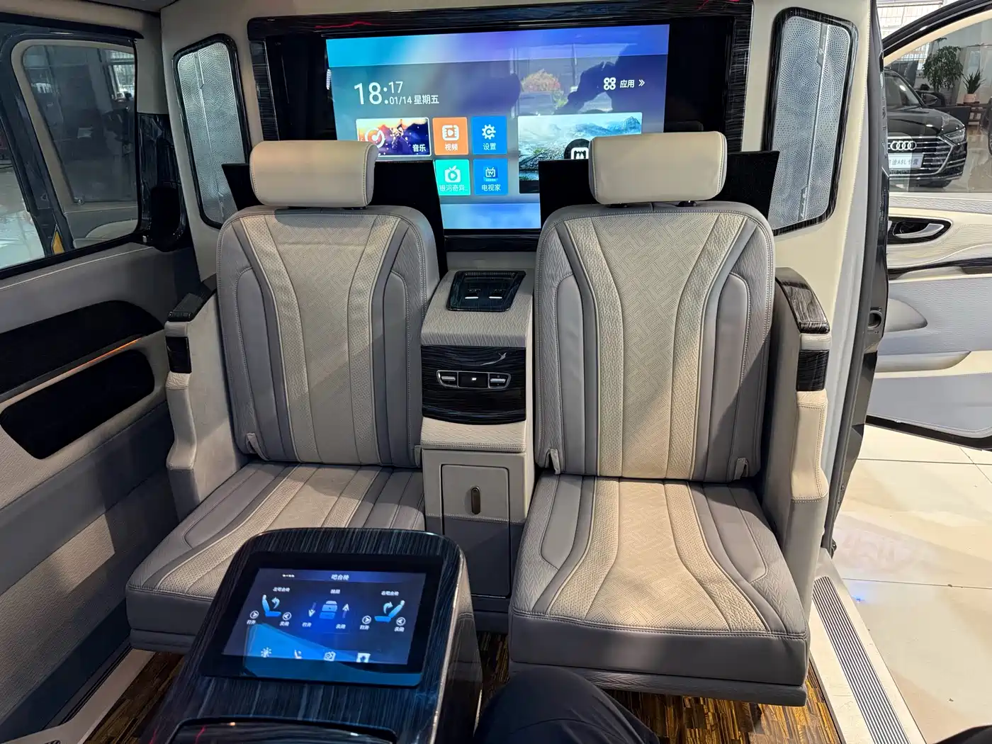 Mercedes-Benz V-Class 2018 V 260 L Premium Long Version China V фото 8