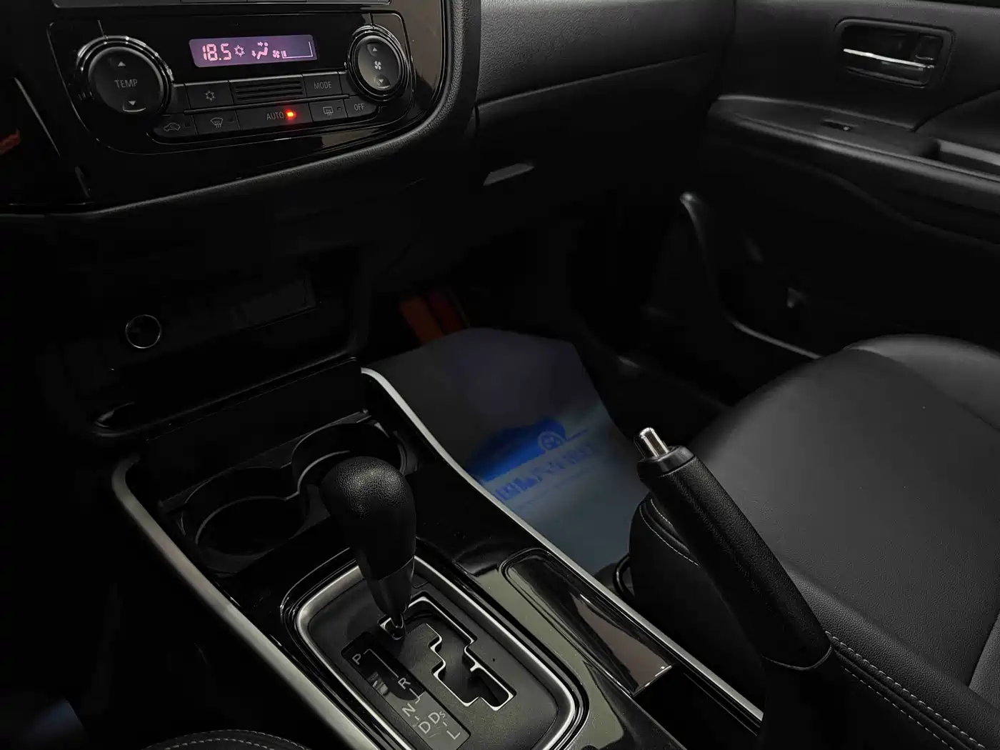 MITSUBISHI OUTLANDER