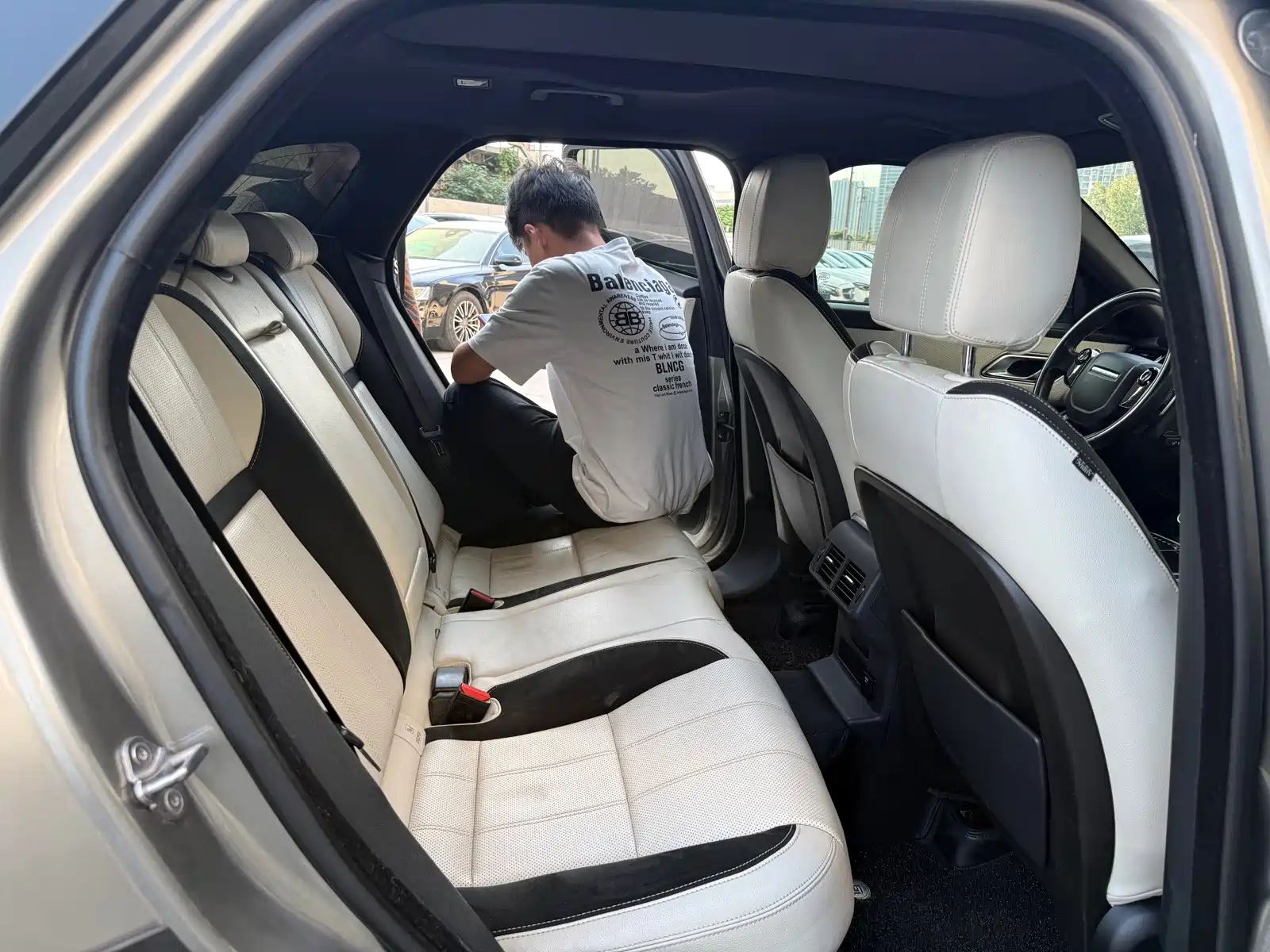Фото 12 - Land Rover Range Rover Velar