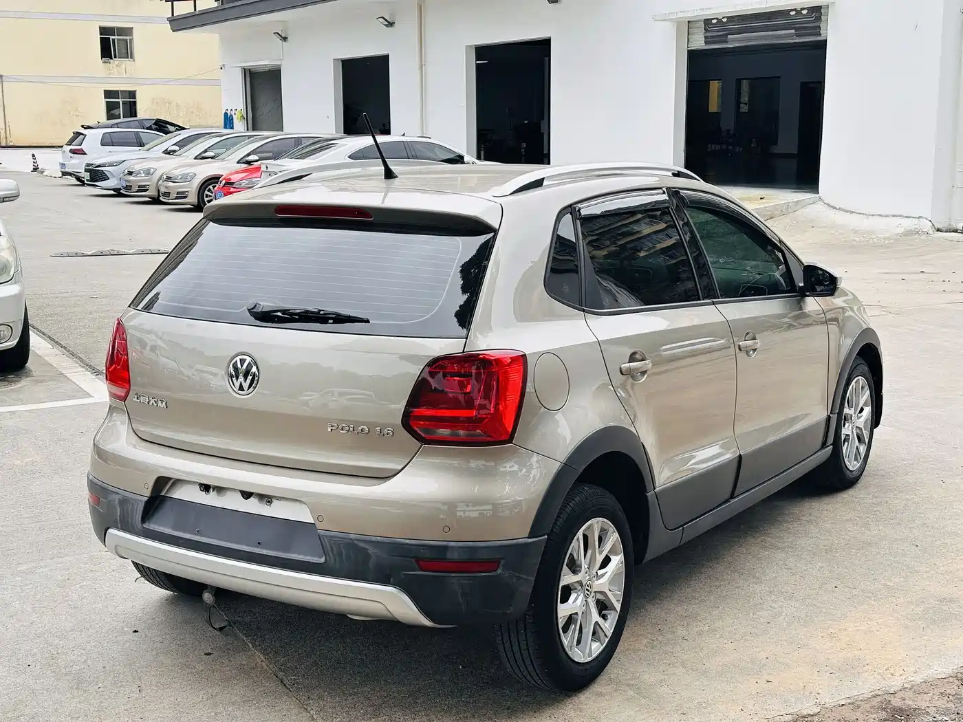 Volkswagen Polo 2014 1.6L Cross Polo Automatic фото 11