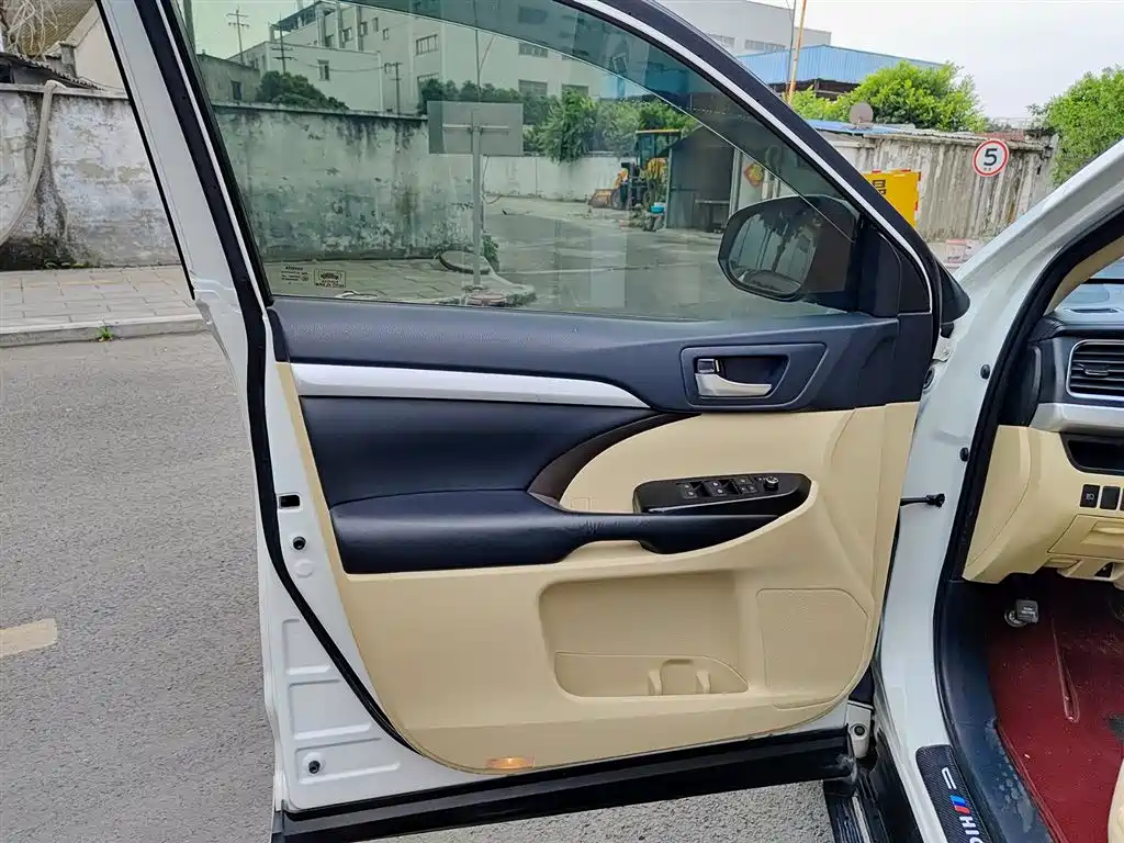 TOYOTA HIGHLANDER