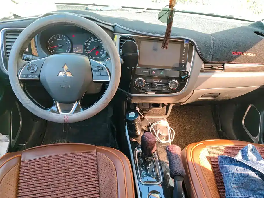 MITSUBISHI OUTLANDER