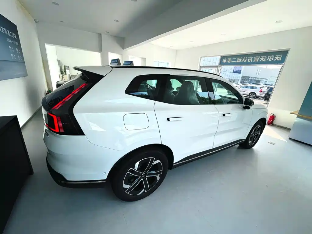 Volvo XC70 Plug-in Hybrid 2026 2025 Standard