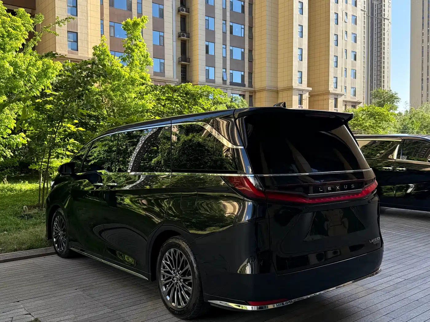 Lexus LM 2025 Model 500h Four-Seater Imperial Edition фото 5